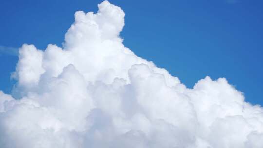 蓝天中的蓬松白云
