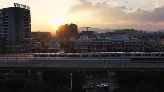 夕阳下地铁进站