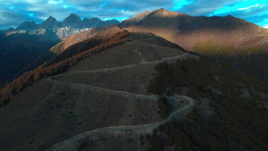 四姑娘山大山风景盘山路