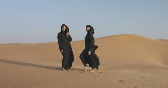 两个美女在沙漠拍照