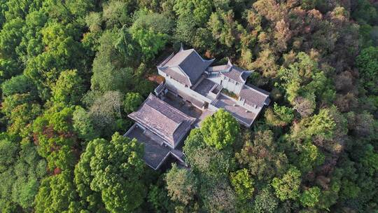 航拍山林环绕山顶建筑美景