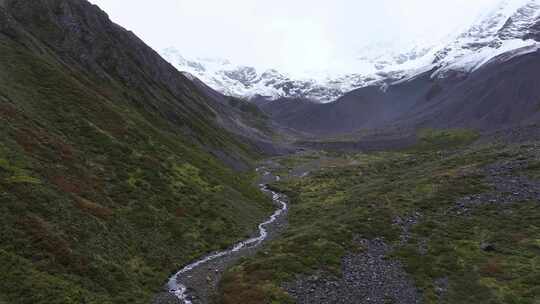 航拍四川川西高原雪山河谷牧场风光