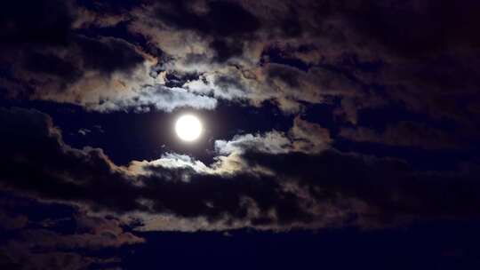 满月星夜有一些云