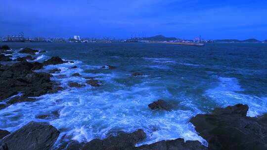 烟台海岸礁石浪花惊涛骇浪自然景观