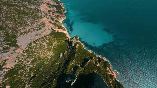 FPV无人机航拍海浪大海森林海岛山脉撒丁岛