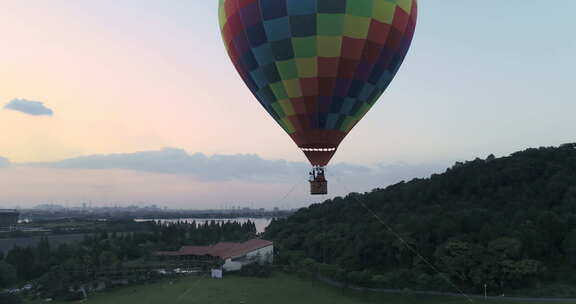 武汉滑翔伞基地航拍热气球夕阳