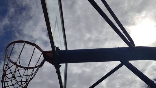 天空下的篮球框