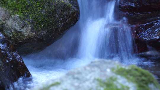 山涧溪流