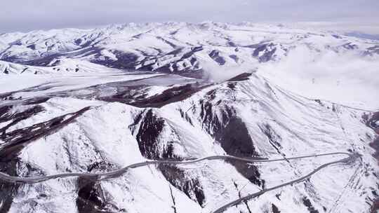 青海拉脊山盘山路雪景航拍