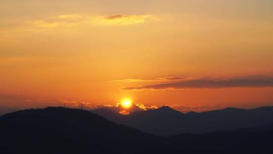 山日出延时清晨山上太阳升起早上阳光山峰