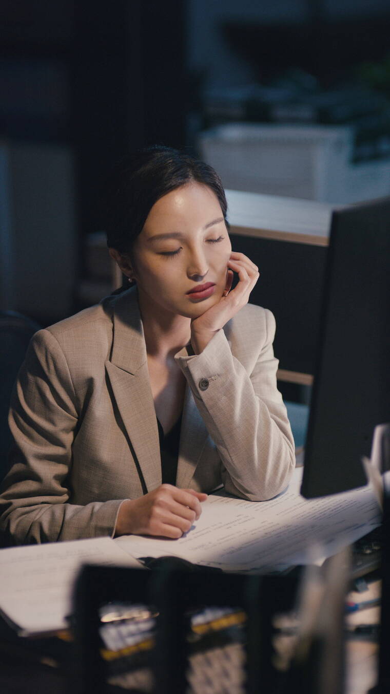 在办公室加班的商务女士