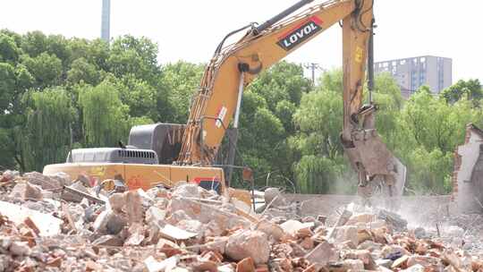 挖掘机在拆除建筑垃圾视频素材模板下载