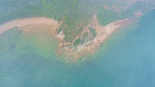中国大连海边海岛平流雾云层大海礁石