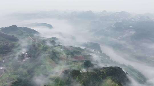 早晨桂林漓江边笼罩着一层薄雾视频素材模板下载