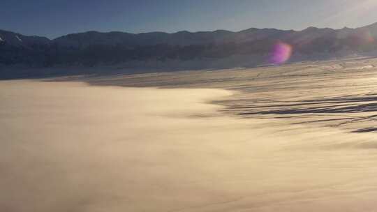 雪山下的雾海风光