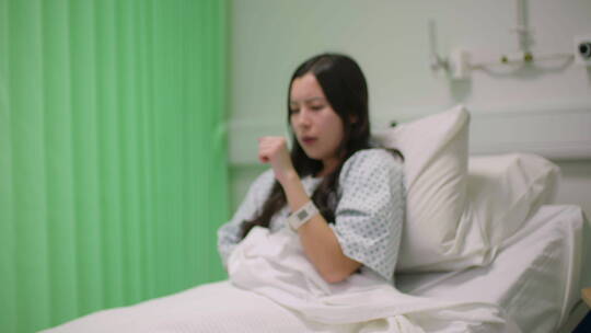 女病人在病床上咳嗽视频素材模板下载