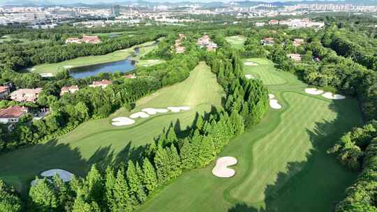 高尔夫球场优美的自然环境和景观设计视频素材模板下载