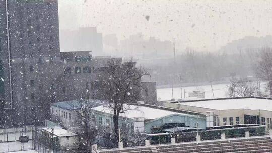 冬季里的城市灰色下雪雪中楼宇建筑烟筒 ~