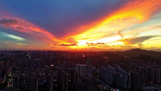 惠州大亚湾城市上空的绚烂晚霞