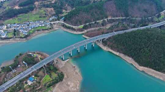 高速公路穿过河流与群山