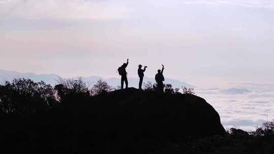 团队登山剪影山顶眺望攀登顶峰人物背影爬山