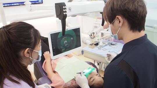 口腔中心牙科牙医显微镜视频修牙补牙