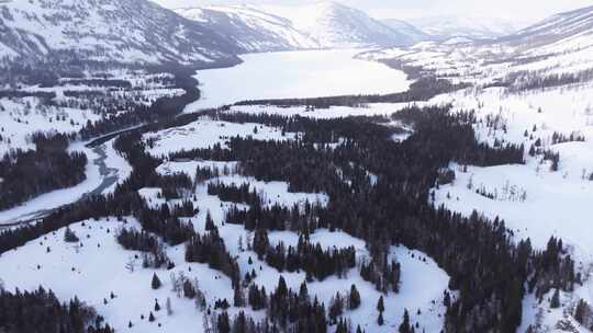 航拍新疆冬季喀纳斯湖雪景雪山森林冰河晨雾