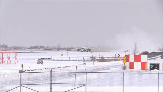 一架商用飞机从蒙特利尔机场跑道起飞视频素材模板下载