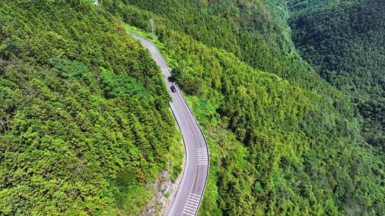 4k车辆在山区公路沿山公路上行驶