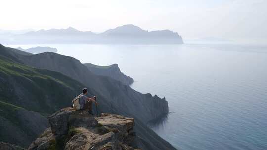 男性旅行者享受美丽的海景