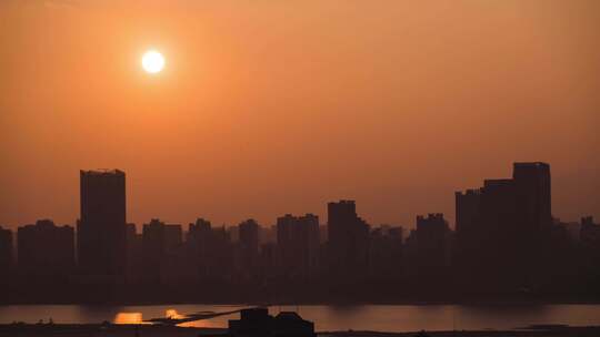 南昌城市夕阳在江边落下