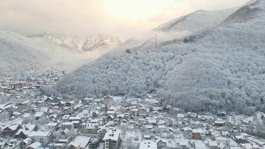 克拉斯纳亚波利亚纳村被白雪覆盖的山脉包围视频素材模板下载