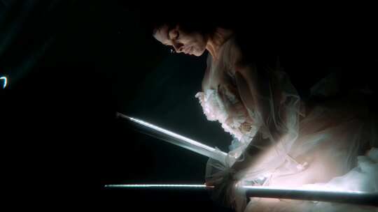 一个穿着精致白色连衣裙的女人在水下平稳移视频素材模板下载