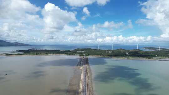 蓝天白云下的海上公路航拍