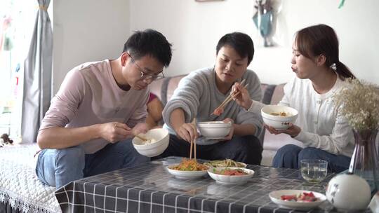 4K家庭聚餐兄妹一起开心吃午饭视频素材模板下载