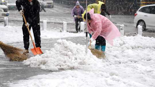长沙社区志愿者暴雪中铲雪