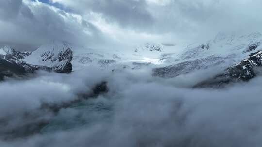 航拍西藏那曲萨普神山云雾缭绕冰湖景观