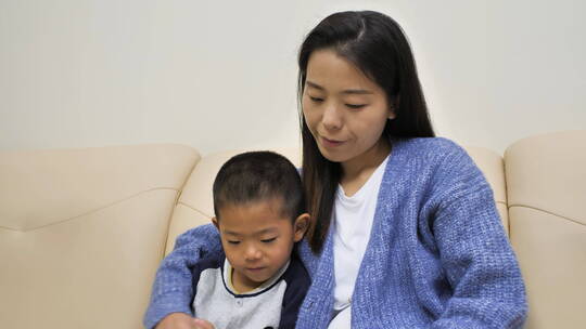 中国女士小朋友居家看书看手机看平板学习