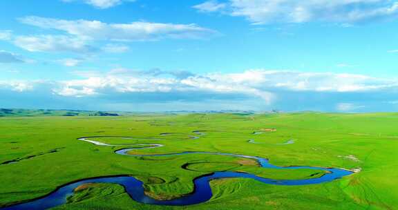 天堂草原蜿蜒河流