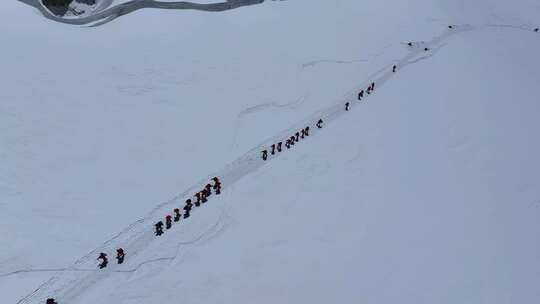 航拍冰川之父慕士塔格峰雪山冰川上的登山队