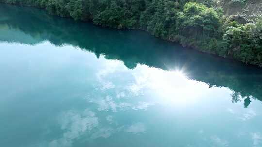 湖水倒影着蓝天