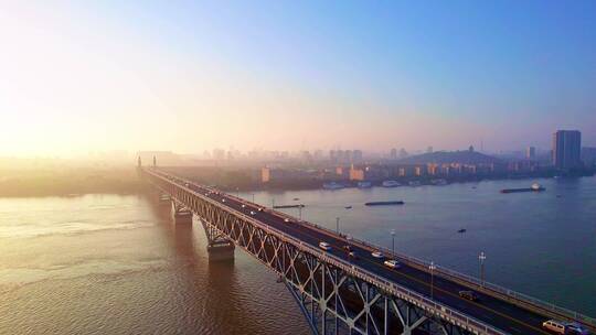 中国江苏南京长江大桥行驶的火车清晨航拍视频素材模板下载