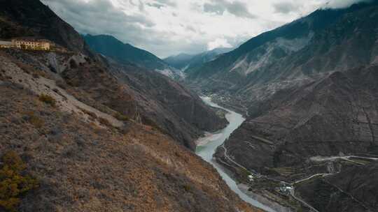 云南德钦山区荒凉大山金沙江