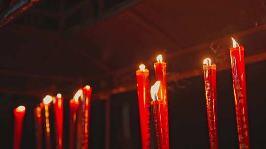 红色蜡烛点燃燃烧火焰寺庙视频素材模板下载