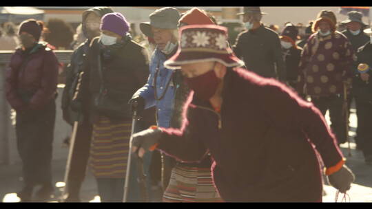 西藏拉萨冬日早晨八廓街大昭寺藏族朝拜人群