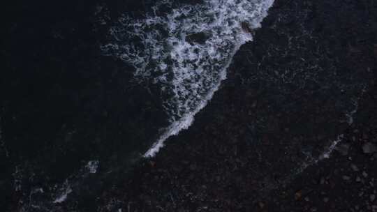 黑沙滩上激烈的海浪拍打着黑礁石 小冰岛视频素材模板下载