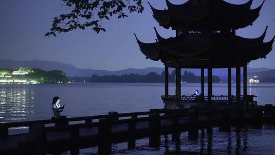 美丽西湖湖面夜景和长桥公园亭子