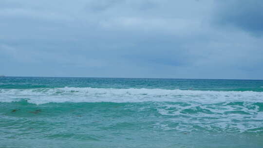 大海沙滩 波涛汹涌的海浪 海边 浪花