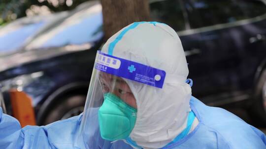 上海疫情下防疫人员核酸检测排队做核酸