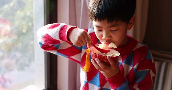 中国家庭小孩吃饺子慢镜头